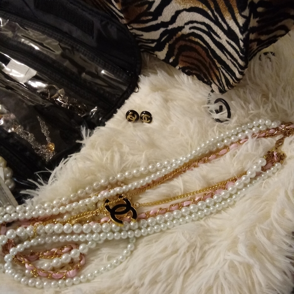 NWOT Branded necklace - Picture 5 of 5